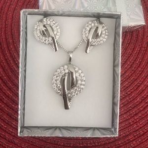 Pendant and earrings set